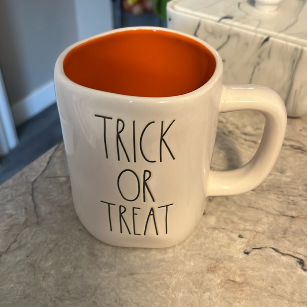 2/$35 or 3/$45 ✨ Rae Dunn trick or treat mug, orange inside